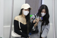 Thanh niên Hà Nội thích thú check in trong ngày đầu đường sắt Cát Linh - Hà Đông bán vé