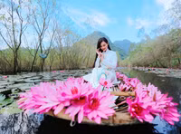 Ngỡ ngàng với cảnh đẹp như tranh của suối Yến chùa Hương mùa hoa súng tháng 11