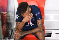 [ẢNH] Neymar ôm mặt khóc nức nở sau thất bại của PSG