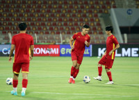 [ẢNH] Tuyển Việt Nam làm quen mặt sân 'may mắn', sẵn sàng đấu Oman