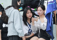 Muôn vẻ đáng yêu của fan nữ bóng đá học sinh Hà Nội