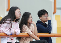 Muôn vẻ đáng yêu của fan nữ bóng đá học sinh Hà Nội