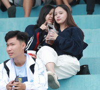 Muôn vẻ đáng yêu của fan nữ bóng đá học sinh Hà Nội