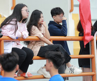 Muôn vẻ đáng yêu của fan nữ bóng đá học sinh Hà Nội