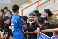 Muôn vẻ đáng yêu của fan nữ bóng đá học sinh Hà Nội