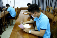 [ẢNH] Công Phượng, Quang Hải cùng đồng đội phấn khởi đi bầu cử