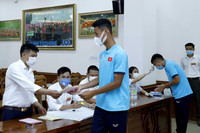 [ẢNH] Công Phượng, Quang Hải cùng đồng đội phấn khởi đi bầu cử