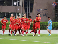 [ẢNH] ĐT Việt Nam mướt mồ hôi trong buổi tập đầu tiên ở UAE