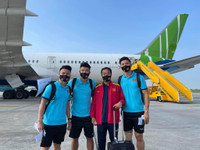 [ẢNH] ĐT Việt Nam phấn chấn lên chuyên cơ sang UAE