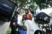 Cận cảnh xe đạp điện công cộng lần đầu có mặt và đang được trải nghiệm miễn phí ở Hà Nội