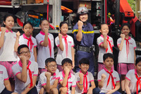 Học sinh Hà Nội thích thú trải nghiệm trang bị, khí tài của Công an Thủ đô bên hồ Gươm