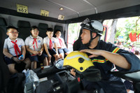 Học sinh Hà Nội thích thú trải nghiệm trang bị, khí tài của Công an Thủ đô bên hồ Gươm