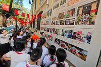 Học sinh Hà Nội thích thú trải nghiệm trang bị, khí tài của Công an Thủ đô bên hồ Gươm