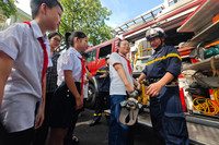 Học sinh Hà Nội thích thú trải nghiệm trang bị, khí tài của Công an Thủ đô bên hồ Gươm