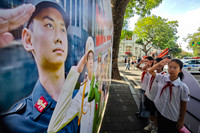 Học sinh Hà Nội thích thú trải nghiệm trang bị, khí tài của Công an Thủ đô bên hồ Gươm