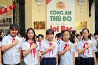 Học sinh Hà Nội thích thú trải nghiệm trang bị, khí tài của Công an Thủ đô bên hồ Gươm