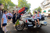 Học sinh Hà Nội thích thú trải nghiệm trang bị, khí tài của Công an Thủ đô bên hồ Gươm