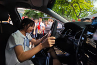 Học sinh Hà Nội thích thú trải nghiệm trang bị, khí tài của Công an Thủ đô bên hồ Gươm