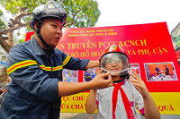 Học sinh Hà Nội thích thú trải nghiệm trang bị, khí tài của Công an Thủ đô bên hồ Gươm