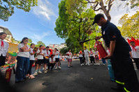 Học sinh Hà Nội thích thú trải nghiệm trang bị, khí tài của Công an Thủ đô bên hồ Gươm