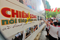 Học sinh Hà Nội thích thú trải nghiệm trang bị, khí tài của Công an Thủ đô bên hồ Gươm