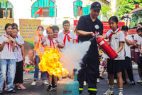 Học sinh Hà Nội thích thú trải nghiệm trang bị, khí tài của Công an Thủ đô bên hồ Gươm