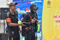 Hình ảnh ấn tượng khi Cảnh sát PCCC đua tài bơi, lặn cứu nạn, cứu hộ