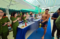 Hình ảnh ấn tượng khi Cảnh sát PCCC đua tài bơi, lặn cứu nạn, cứu hộ