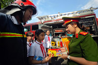 Học sinh Hà Nội thích thú trải nghiệm trang bị, khí tài của Công an Thủ đô bên hồ Gươm