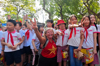 Học sinh Hà Nội thích thú trải nghiệm trang bị, khí tài của Công an Thủ đô bên hồ Gươm