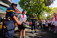 Học sinh Hà Nội thích thú trải nghiệm trang bị, khí tài của Công an Thủ đô bên hồ Gươm