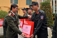 Trao tặng gần 1300 suất quà của Giám đốc CATP Hà Nội động viên cán bộ, chiến sỹ trực tết