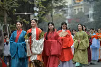 Ngắm thiếu nữ Hà thành mang Xuân về phố phường Thủ đô