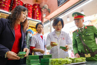 Đoàn kiểm tra đột xuất cơ sở sản xuất bánh cốm ở Hà Nội