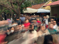 Chen chân đi lễ cầu may ngày mùng hai Tết ở Phủ Tây Hồ, tiền lẻ vẫn rải khắp nơi...