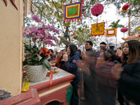 Chen chân đi lễ cầu may ngày mùng hai Tết ở Phủ Tây Hồ, tiền lẻ vẫn rải khắp nơi...