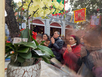 Chen chân đi lễ cầu may ngày mùng hai Tết ở Phủ Tây Hồ, tiền lẻ vẫn rải khắp nơi...