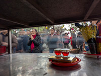 Chen chân đi lễ cầu may ngày mùng hai Tết ở Phủ Tây Hồ, tiền lẻ vẫn rải khắp nơi...