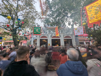 Chen chân đi lễ cầu may ngày mùng hai Tết ở Phủ Tây Hồ, tiền lẻ vẫn rải khắp nơi...