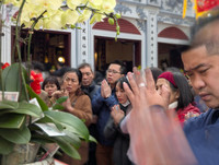 Chen chân đi lễ cầu may ngày mùng hai Tết ở Phủ Tây Hồ, tiền lẻ vẫn rải khắp nơi...