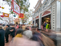 Chen chân đi lễ cầu may ngày mùng hai Tết ở Phủ Tây Hồ, tiền lẻ vẫn rải khắp nơi...