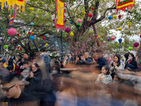 Chen chân đi lễ cầu may ngày mùng hai Tết ở Phủ Tây Hồ, tiền lẻ vẫn rải khắp nơi...