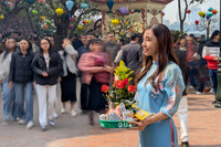 Chen chân đi lễ cầu may ngày mùng hai Tết ở Phủ Tây Hồ, tiền lẻ vẫn rải khắp nơi...