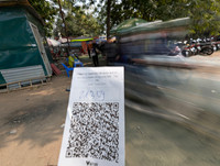 Chen chân đi lễ cầu may ngày mùng hai Tết ở Phủ Tây Hồ, tiền lẻ vẫn rải khắp nơi...