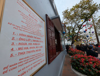 Chen chân đi lễ cầu may ngày mùng hai Tết ở Phủ Tây Hồ, tiền lẻ vẫn rải khắp nơi...