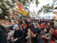 Chen chân đi lễ cầu may ngày mùng hai Tết ở Phủ Tây Hồ, tiền lẻ vẫn rải khắp nơi...