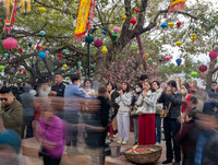 Chen chân đi lễ cầu may ngày mùng hai Tết ở Phủ Tây Hồ, tiền lẻ vẫn rải khắp nơi...