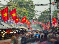 Chen chân đi lễ cầu may ngày mùng hai Tết ở Phủ Tây Hồ, tiền lẻ vẫn rải khắp nơi...