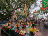 Chen chân đi lễ cầu may ngày mùng hai Tết ở Phủ Tây Hồ, tiền lẻ vẫn rải khắp nơi...