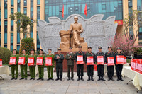 Trao tặng gần 1300 suất quà của Giám đốc CATP Hà Nội động viên cán bộ, chiến sỹ trực tết